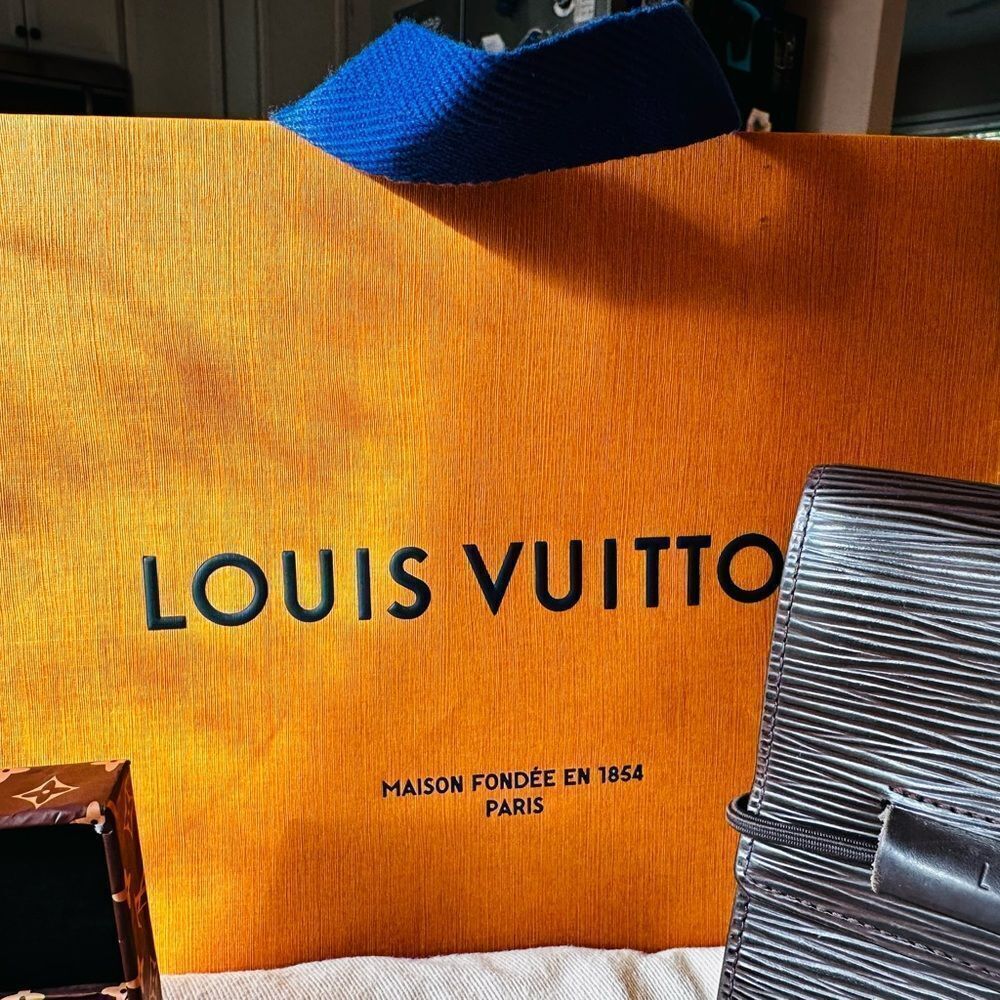 Louis Vuitton Bundle! Brown Epi leather Wallet, Bag, Dustbag, Fashion Keychain - Picture 11 of 12